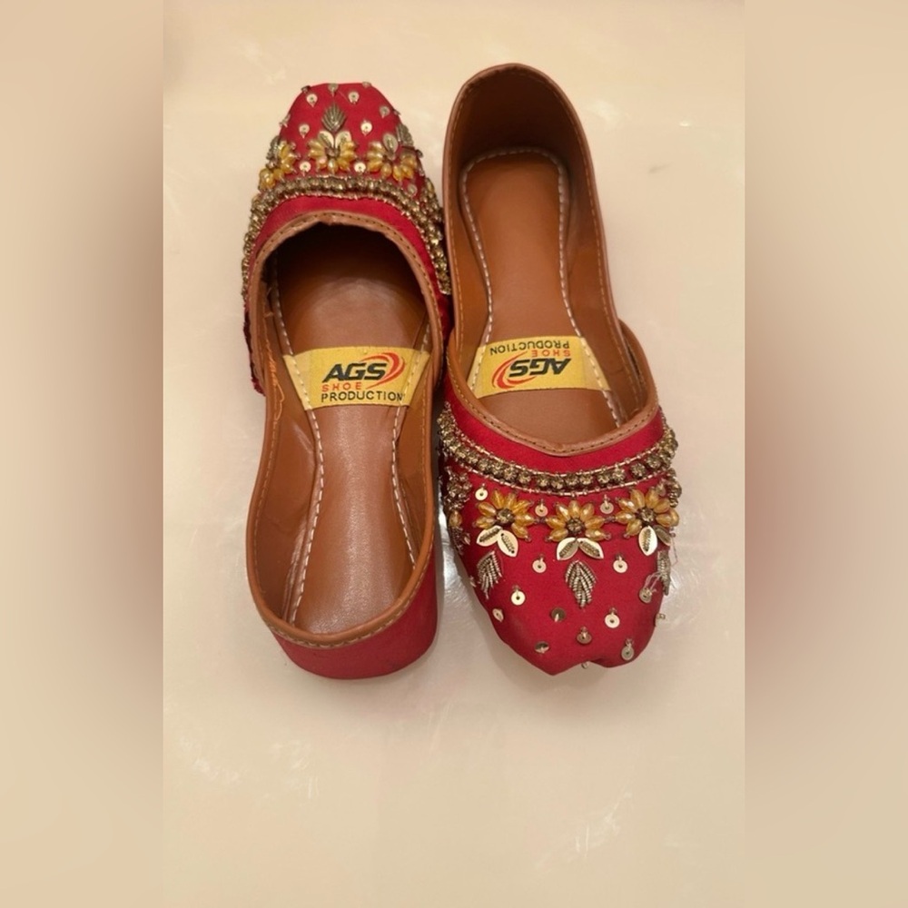 Traditional Pakistani Magenta & Chocolate Hand-Embroidered Khussas - Size 6 - Picture 4 of 13